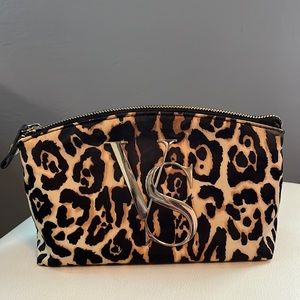 Victoria’s Secret cosmetics bag 🎀🐆